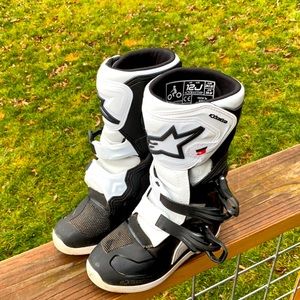 Alpinestars tech 3s 12J youth moto boot. In great condition only used 2x!
